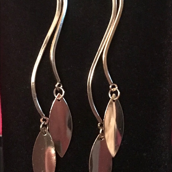 🛍 Goldtone Dangling Leaves Earrings w/Gift bag - Picture 7 of 7